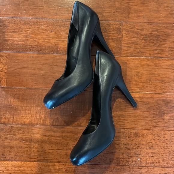 Nine West Classic black pumps with 4” heel. - Picture 4 of 7